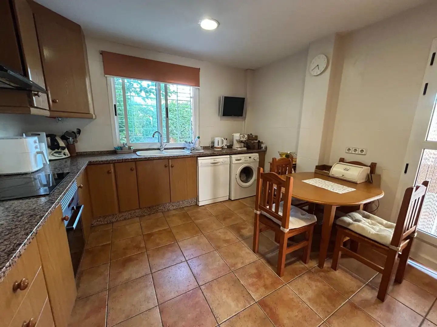 Küche von Einfamilien-Reihenhaus zum Verkauf in Cullera mit Klimaanlage, Privatgarten und Terrasse