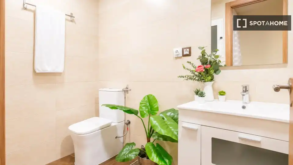 Badezimmer von Wohnung zur Miete in L'Hospitalet de Llobregat mit Klimaanlage, Heizung und Möbliert