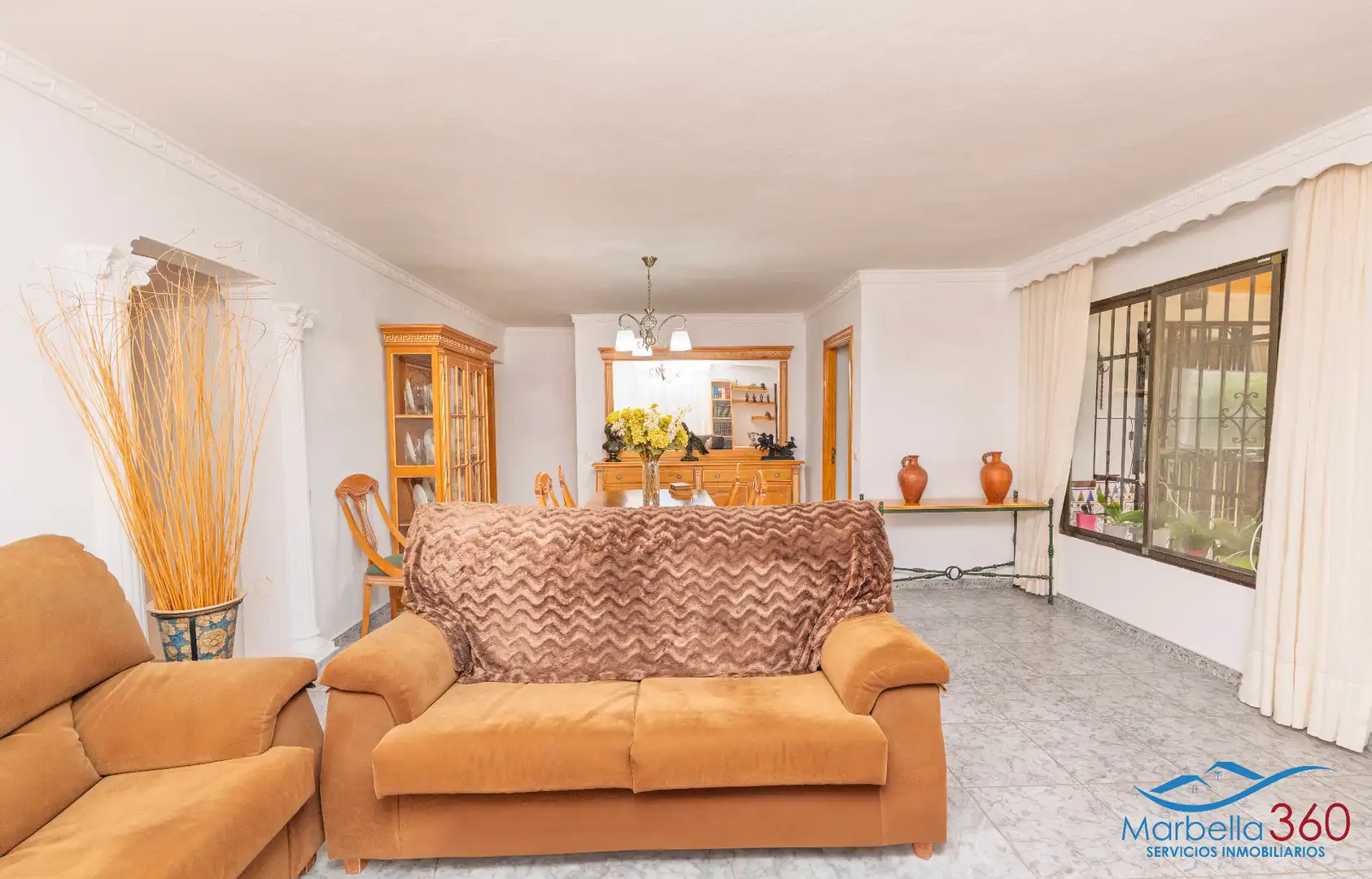 Sala de estar de Casa o chalet en venta en Marbella con Aire acondicionado, Calefacción y Jardín privado