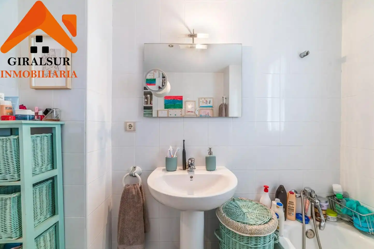 Bathroom of Flat for sale in Sevilla  with Air Conditioner and Storage room