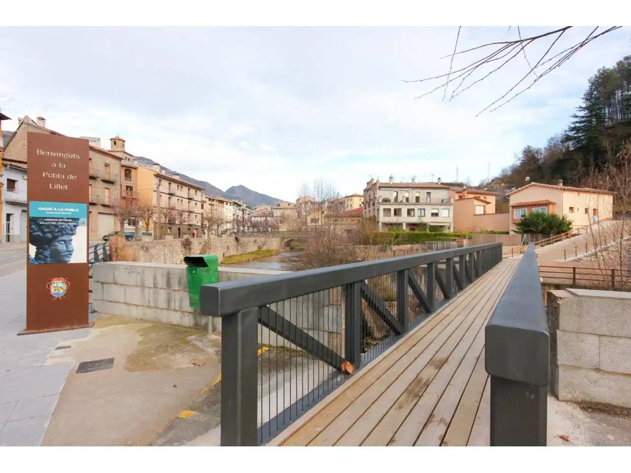 Vista exterior de Finca rústica en venda en La Pobla de Lillet amb Calefacció