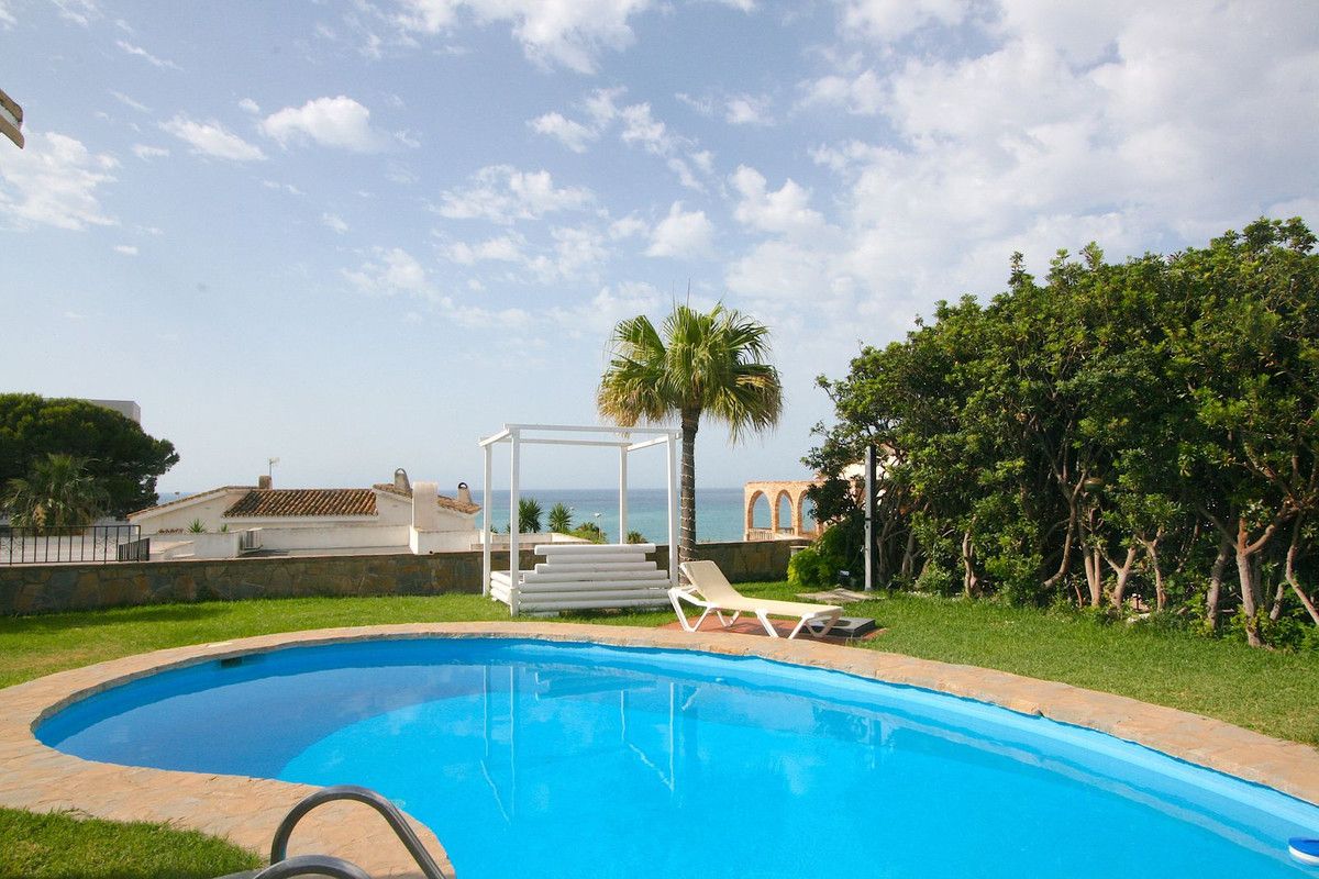 Swimming pool of House or chalet for sale in Benalmádena