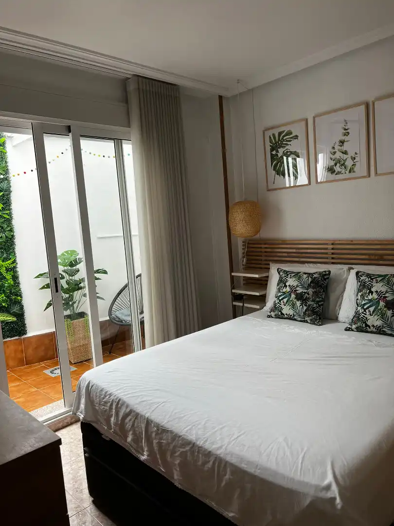 Habitación de Apartamento de alquiler en Torrevieja con Aire acondicionado, Terraza y Amueblado