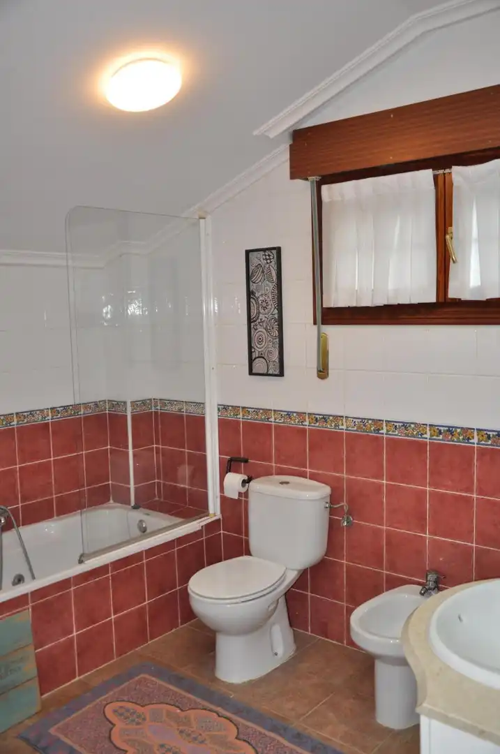 Baño de Casa o chalet en venta en Castro-Urdiales con Calefacción, Jardín privado y Terraza