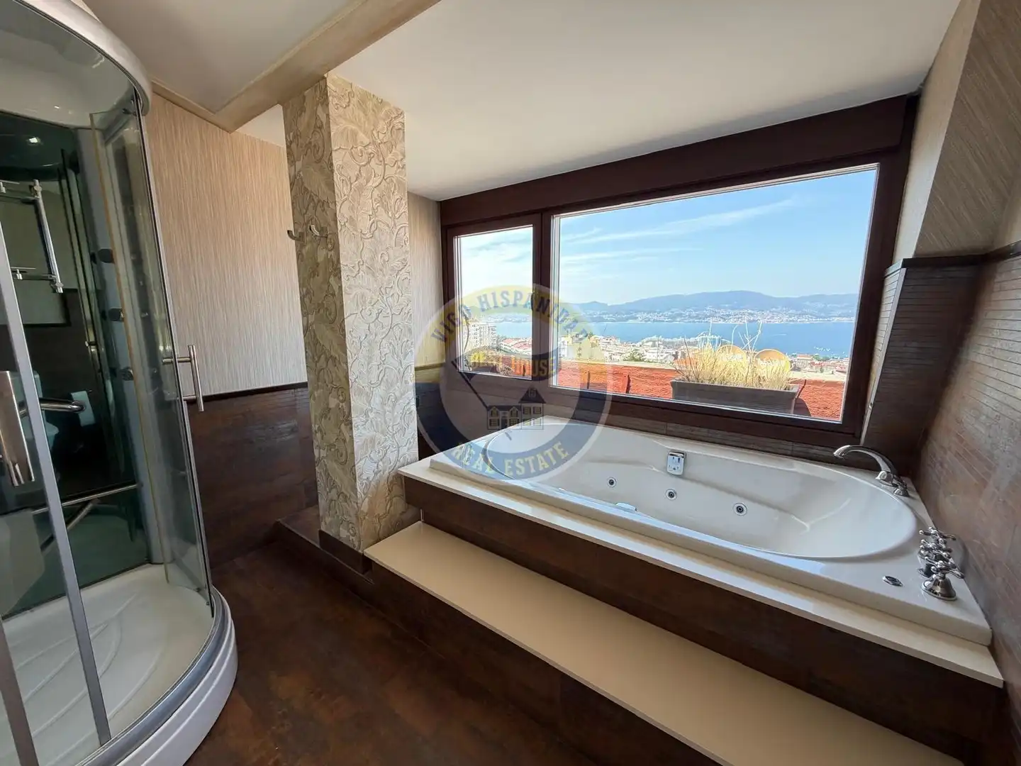 Badezimmer von Dachboden zur Miete in Vigo  mit Heizung, Parkett und Terrasse