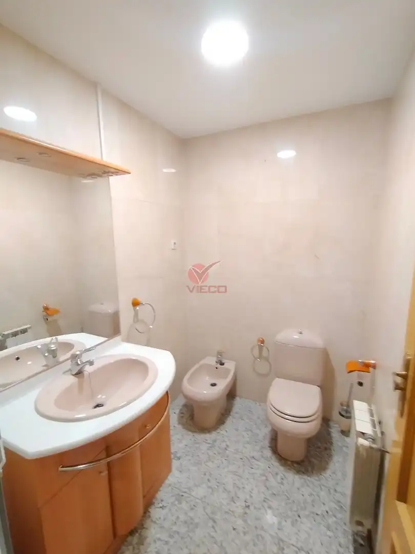 Badezimmer von Wohnung zur Miete in Cuenca mit Heizung, Abstellraum und Möbliert