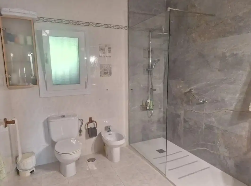 Bany de Casa o xalet de lloguer en Alicante / Alacant amb Aire condicionat, Jardí privat i Terrassa