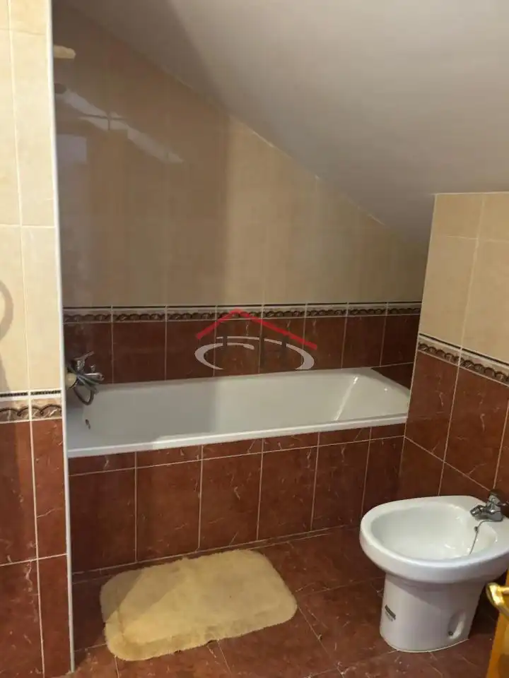 Badezimmer von Maisonette zum Verkauf in León Capital  mit Heizung, Parkett und Terrasse