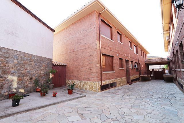 Vista exterior de Pis en venda en Navalagamella amb Calefacció i Traster