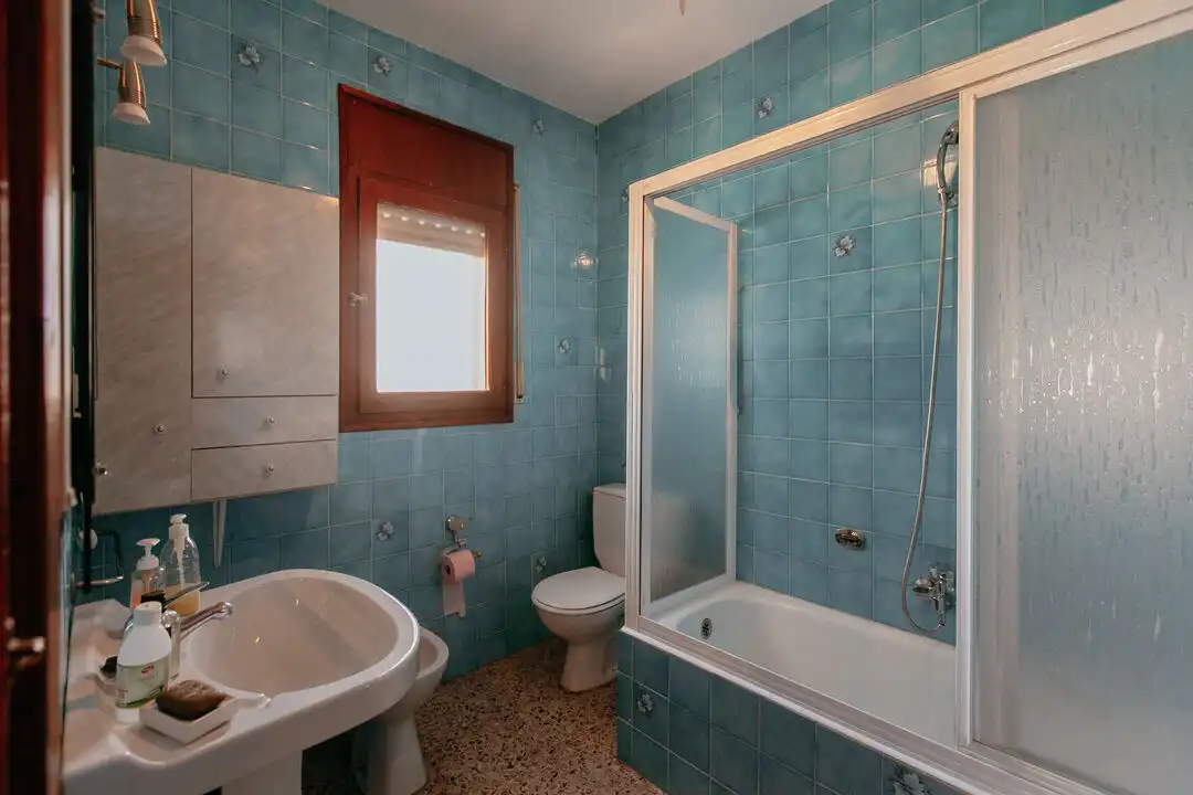 Bany de Casa o xalet en venda en Almuniente amb Calefacció, Terrassa i Moblat