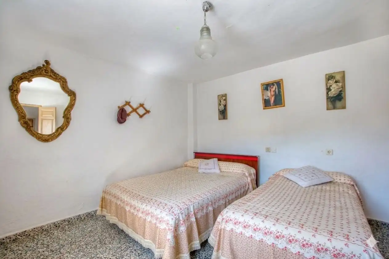 Dormitori de Casa adosada en venda en Canillas de Aceituno amb Jardí privat