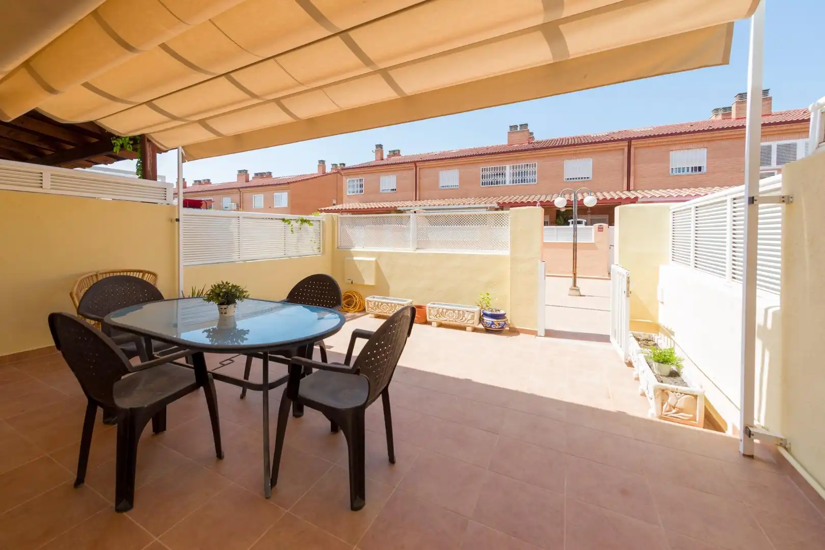 Adosado con piscina en venta en Calle Farja 8