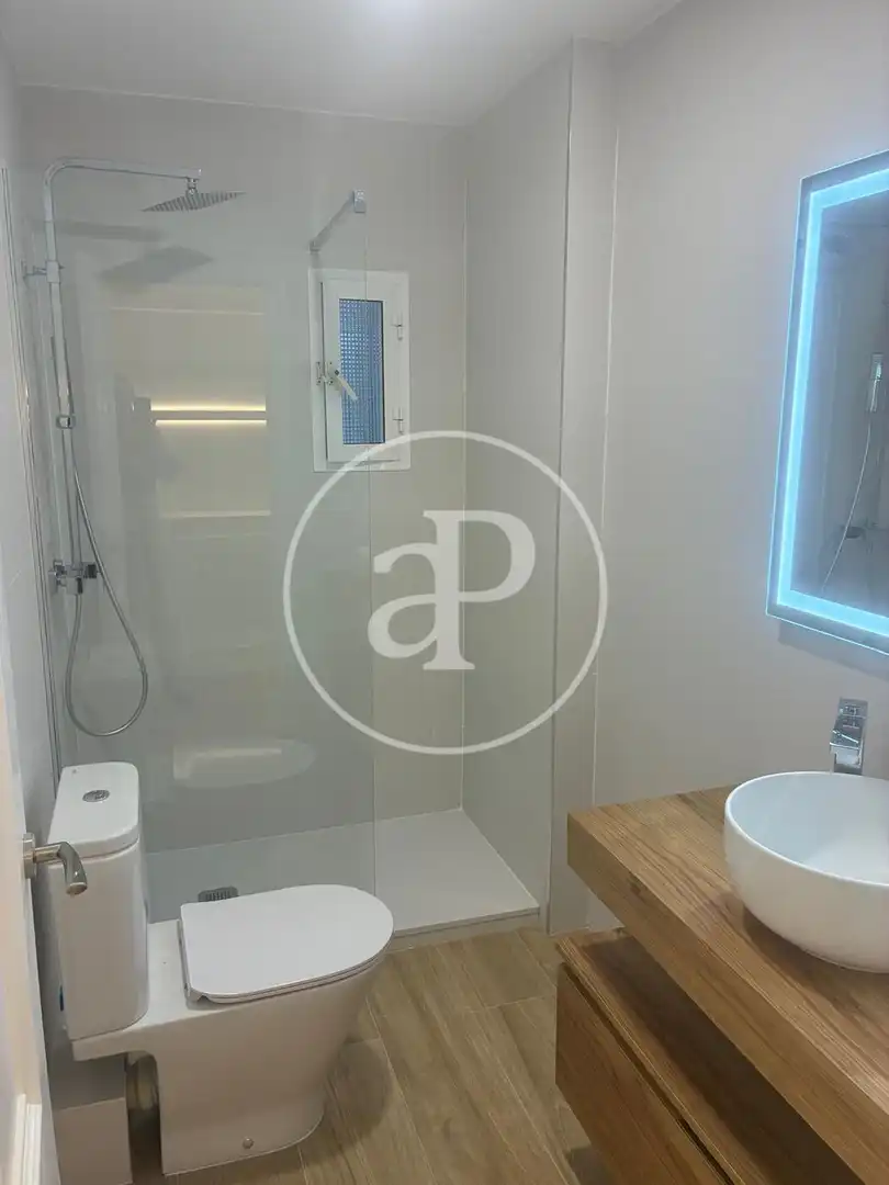 Bathroom of Flat for rent in Valencia  with Air Conditioner, Heating and Terrace