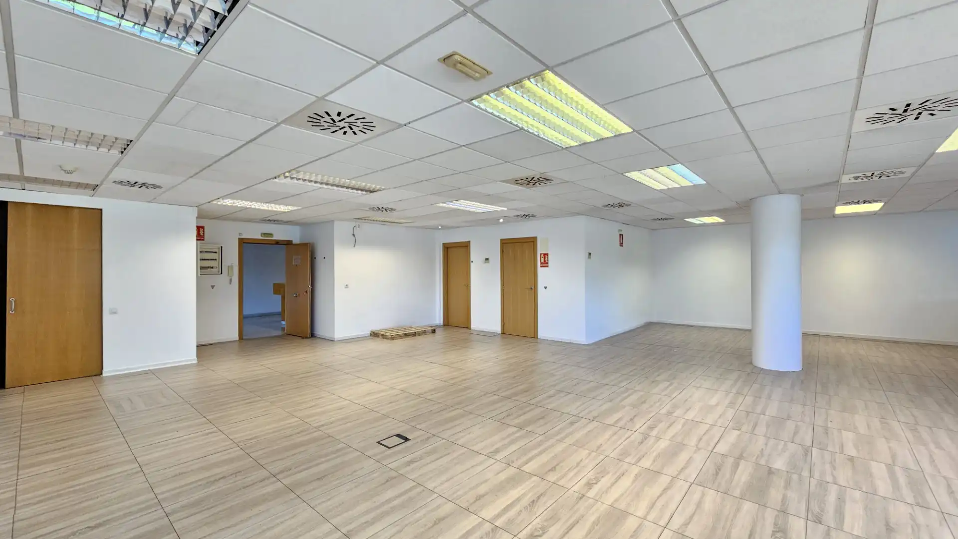 Büro zur Miete in Sant Joan Despí mit Klimaanlage, Heizung und Internet