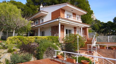 Chalet independiente de lujo con impresionantes vistas al mar Mediterráneo y al campo.Este amplio chalet está situado en la tranqu