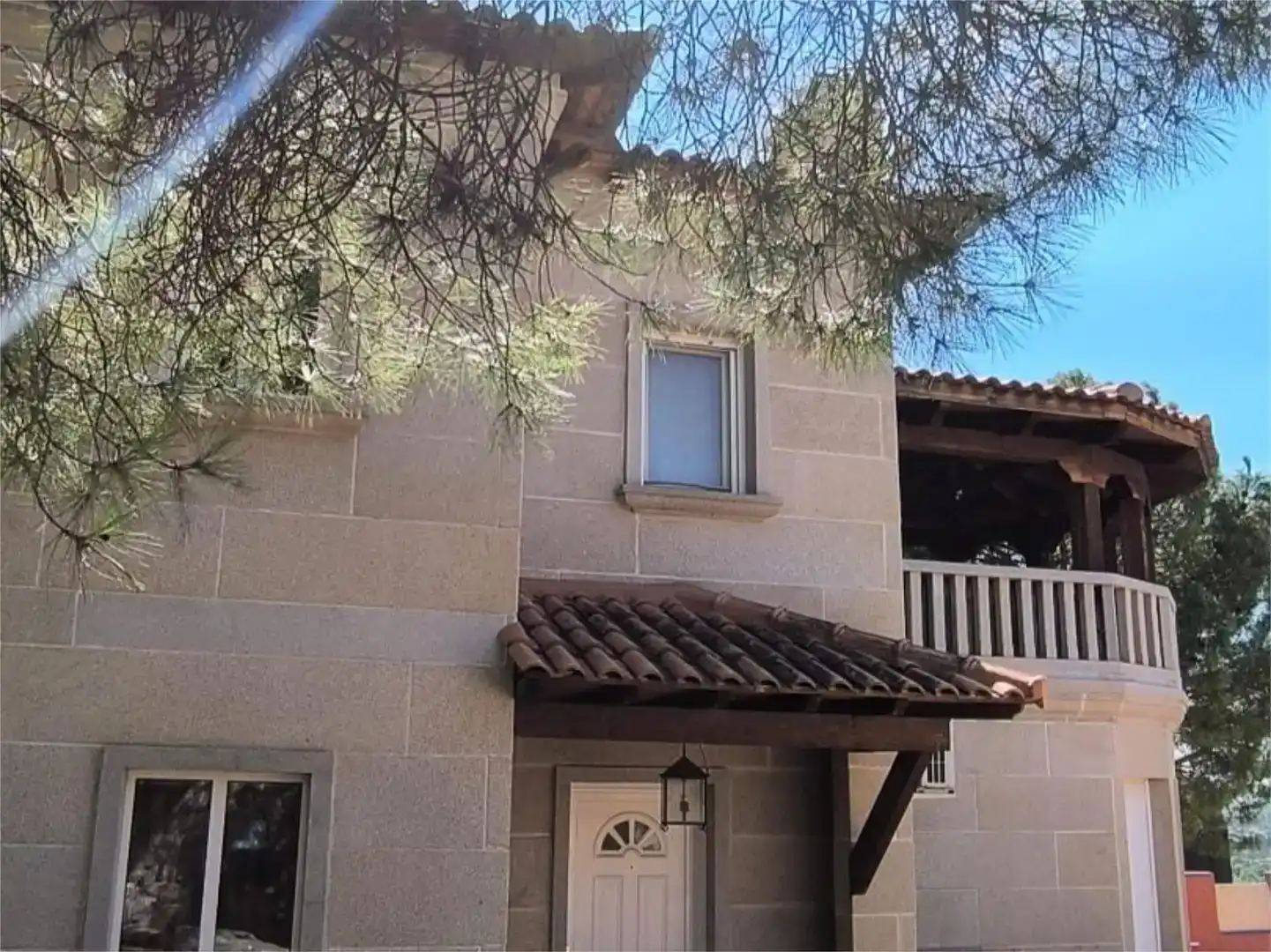 Außenansicht von Wohnung zum Verkauf in Torrelodones mit Klimaanlage, Schwimmbad und Balkon