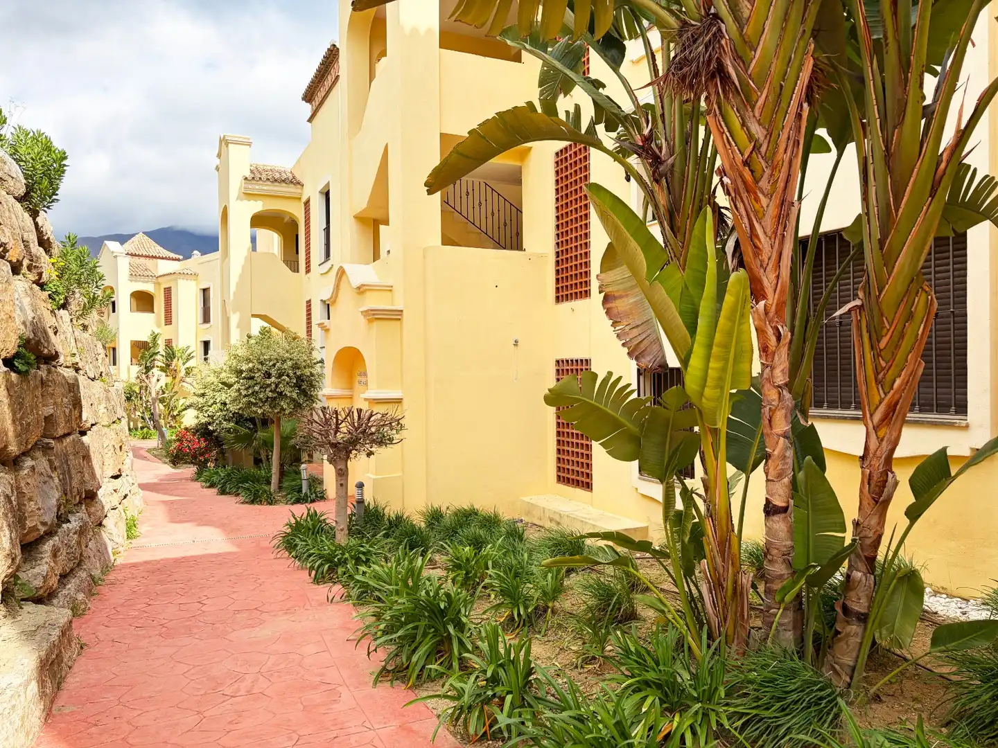 Außenansicht von Wohnung zum Verkauf in Estepona mit Klimaanlage, Terrasse und Abstellraum