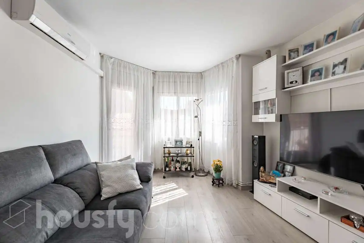 Living room of Flat for sale in Terrassa  with Air Conditioner, Heating and Parquet flooring