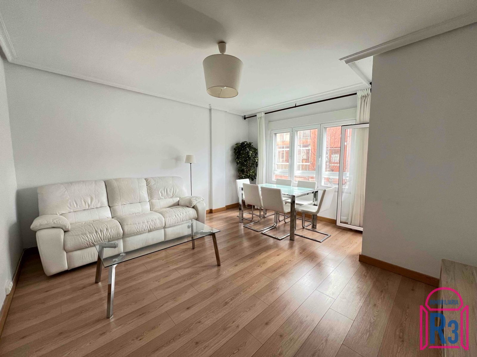 Sala d'estar de Pis en venda en León Capital  amb Calefacció, Terrassa i Traster