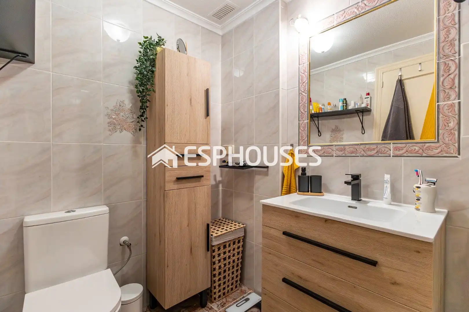 Badezimmer von Erdgeschoss zum Verkauf in Guardamar del Segura mit Klimaanlage, Terrasse und Balkon