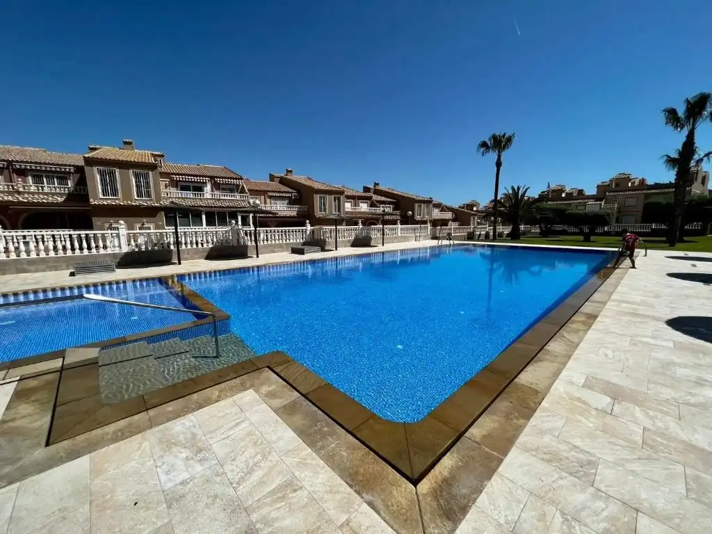 Piscina de Casa adosada de lloguer en Santa Pola amb Aire condicionat, Terrassa i Balcó