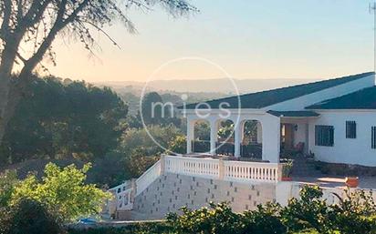 Vista exterior de Casa o xalet en venda en Chiva amb Jardí privat, Terrassa i Traster