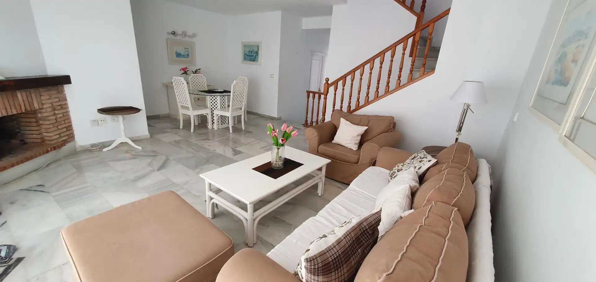 Sala d'estar de Casa adosada en venda en Mijas amb Jardí privat, Terrassa i Traster