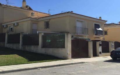 Vista exterior de Casa adosada en venda en Lebrija