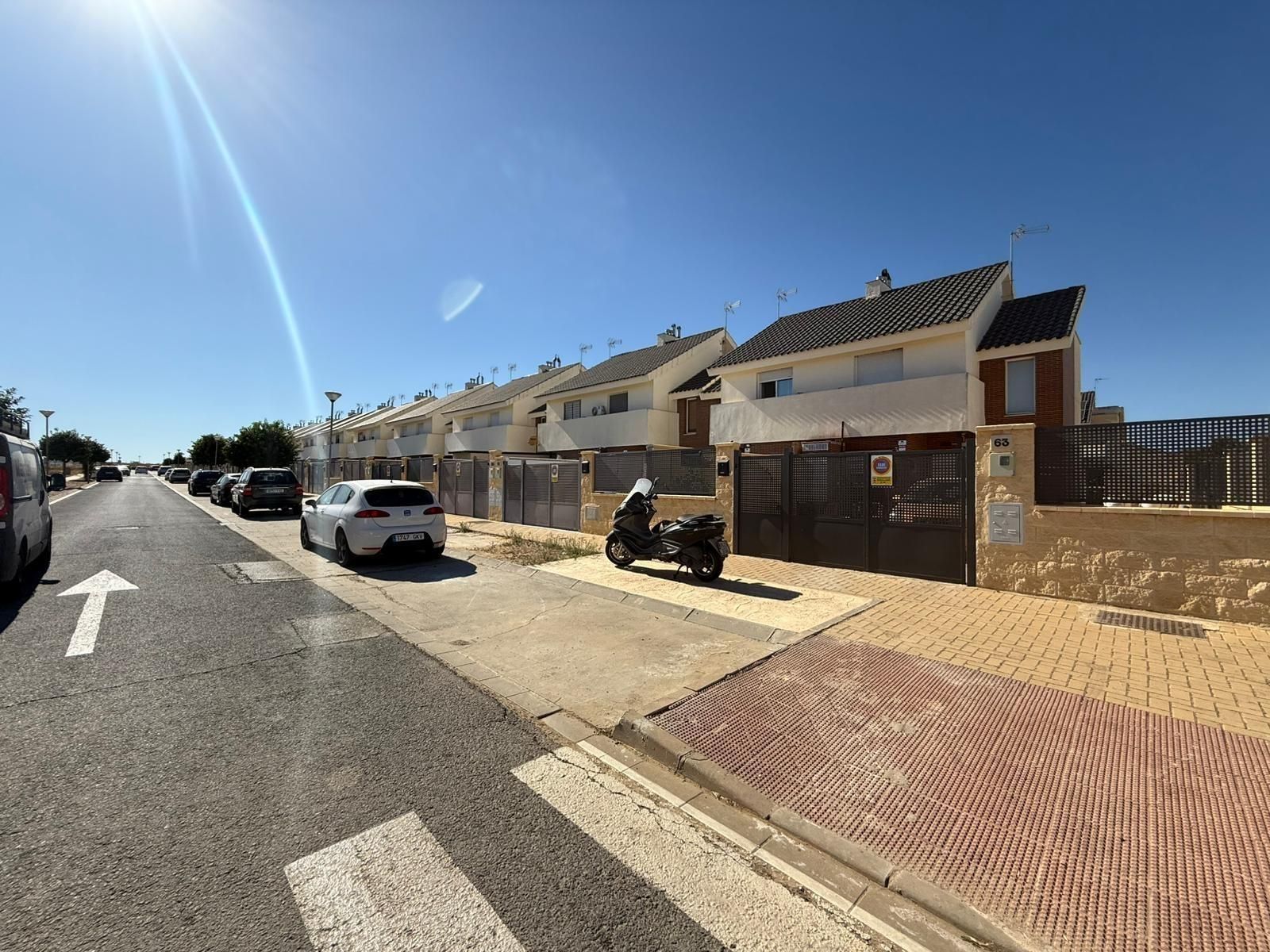 Vista exterior de Casa adosada en venda en Huévar del Aljarafe amb Jardí privat, Terrassa i Piscina comunitària
