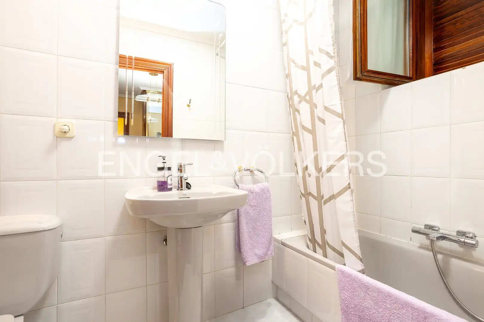 Badezimmer von Einfamilien-Reihenhaus zum Verkauf in Santander mit Heizung, Privatgarten und Terrasse