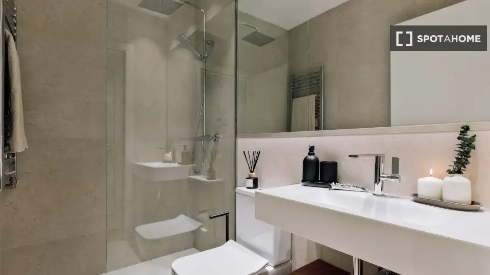 Baño de Piso de alquiler en Barcelona con Aire acondicionado, Calefacción y Amueblado