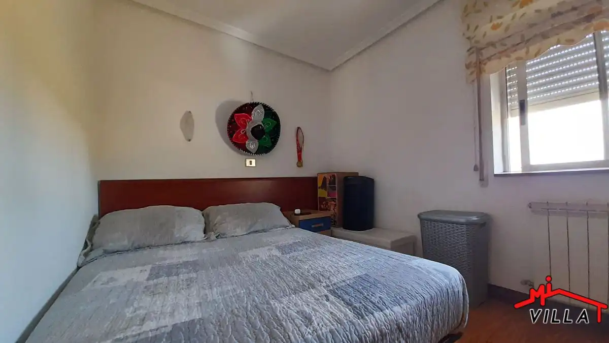 Dormitori de Casa o xalet en venda en Laredo amb Terrassa i Moblat
