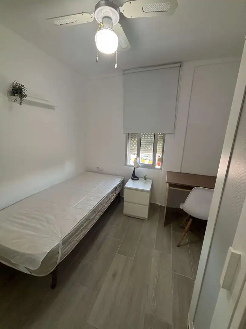 Habitación de Piso para compartir en  Sevilla Capital con Aire acondicionado, Terraza y Amueblado