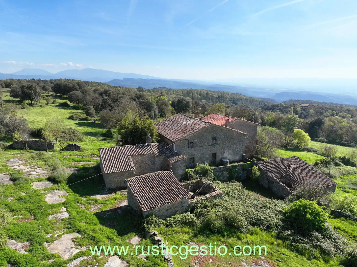 Vista exterior de Finca rústica en venda en L'Esquirol amb Jardí privat, Terrassa i Balcó