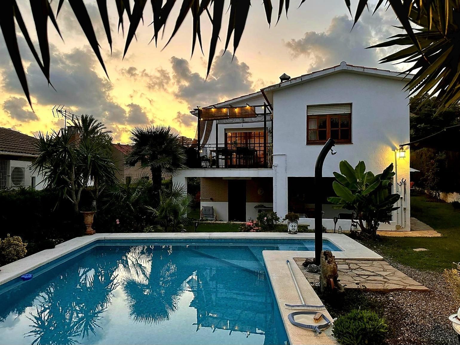 Vista exterior de Casa o xalet en venda en Calafell amb Jardí privat, Terrassa i Traster