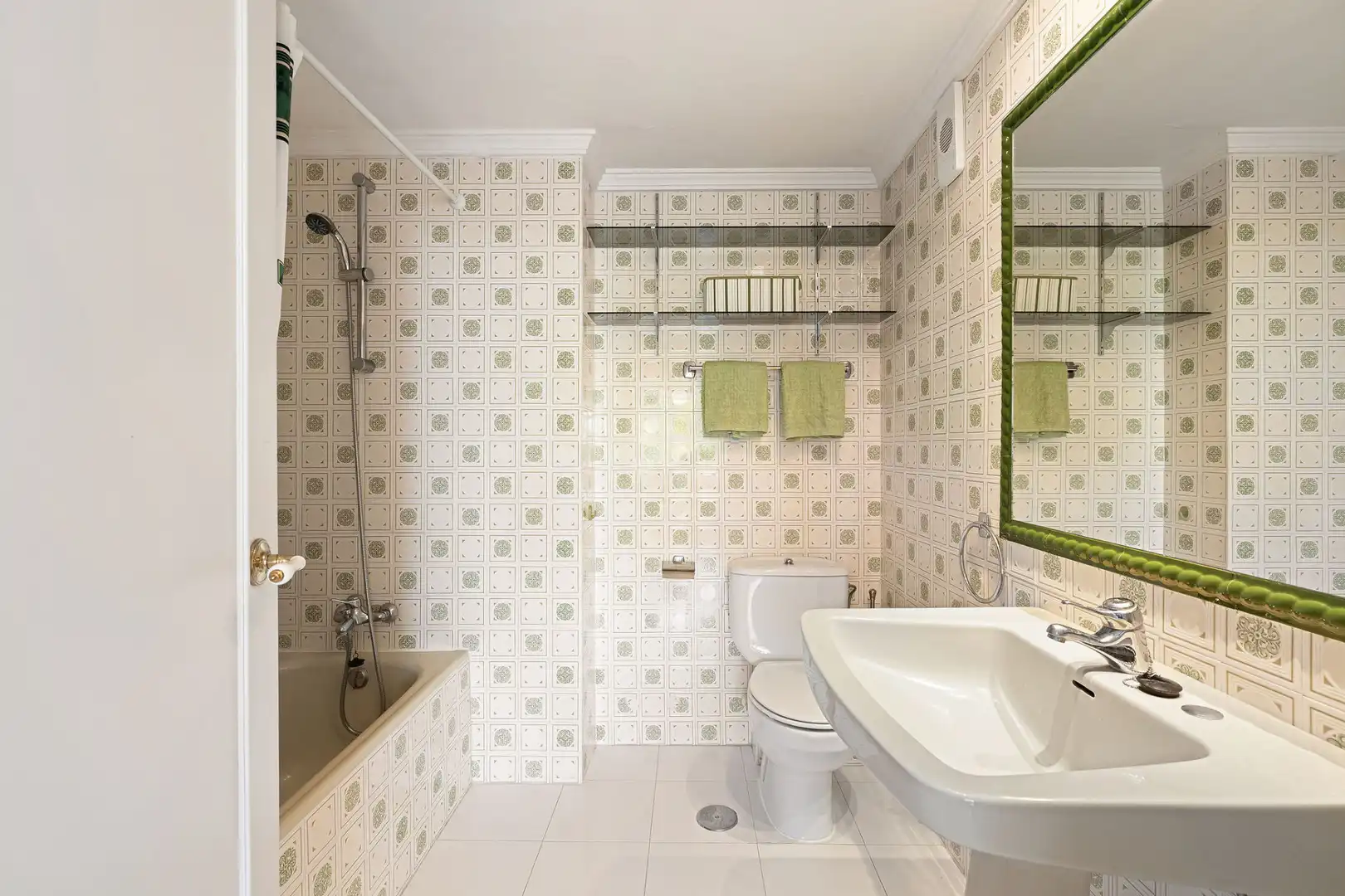 Bathroom of Apartments for sale in Marbella  with Swimming Pool and Community pool