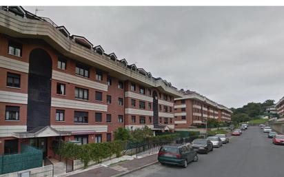 Vista exterior de Àtic en venda en Castro-Urdiales amb Jardí privat i Terrassa