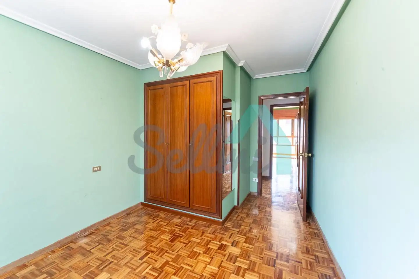 Dormitori de Pis en venda en Oviedo  amb Calefacció, Parquet i Terrassa