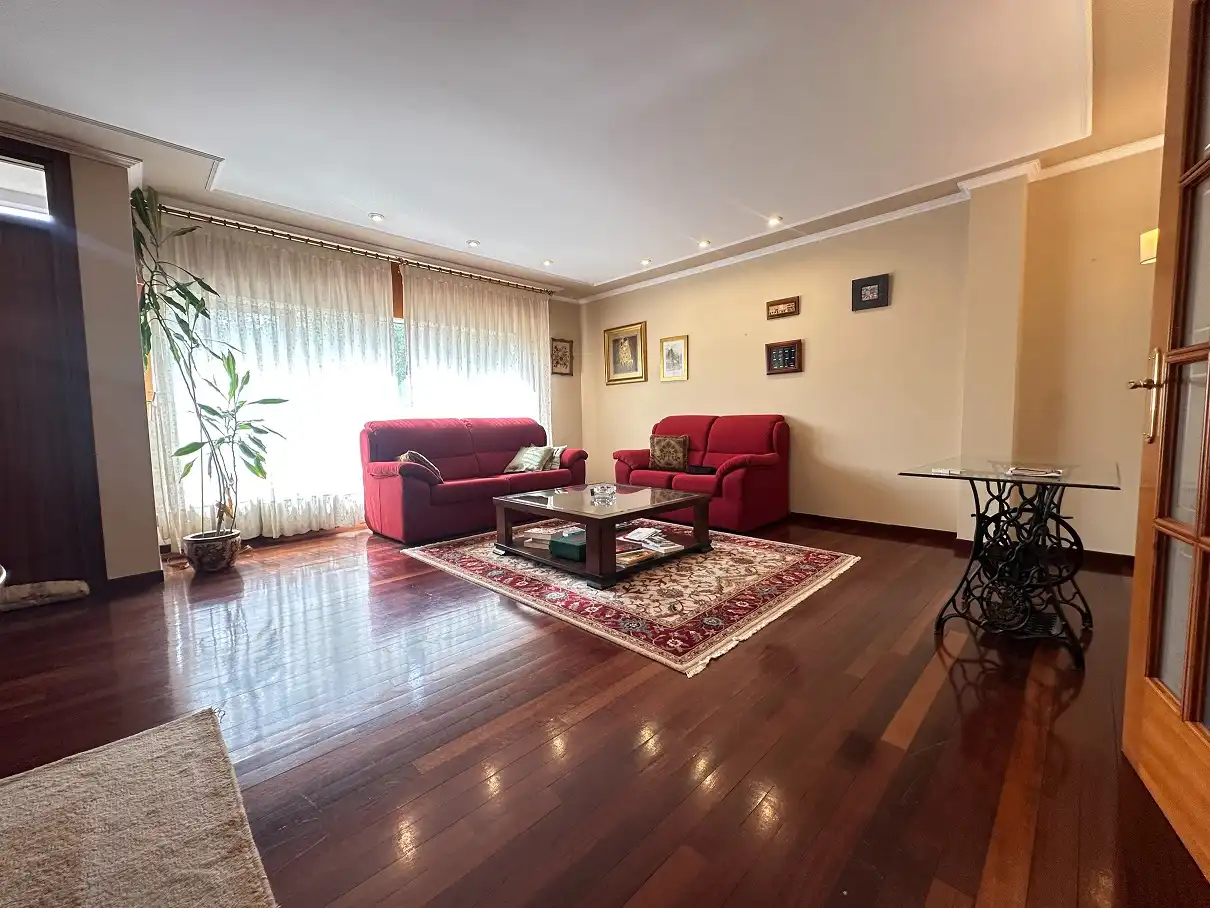 Sala de estar de Casa o chalet en venta en Santiago de Compostela  con Calefacción, Jardín privado y Parquet