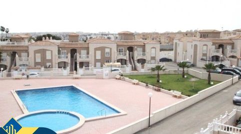 Casa con piscina comunitaria, en la provincia de Alicante, en la localidad de Torrevieja, en el barrio de La Mata. 3 habitaciones