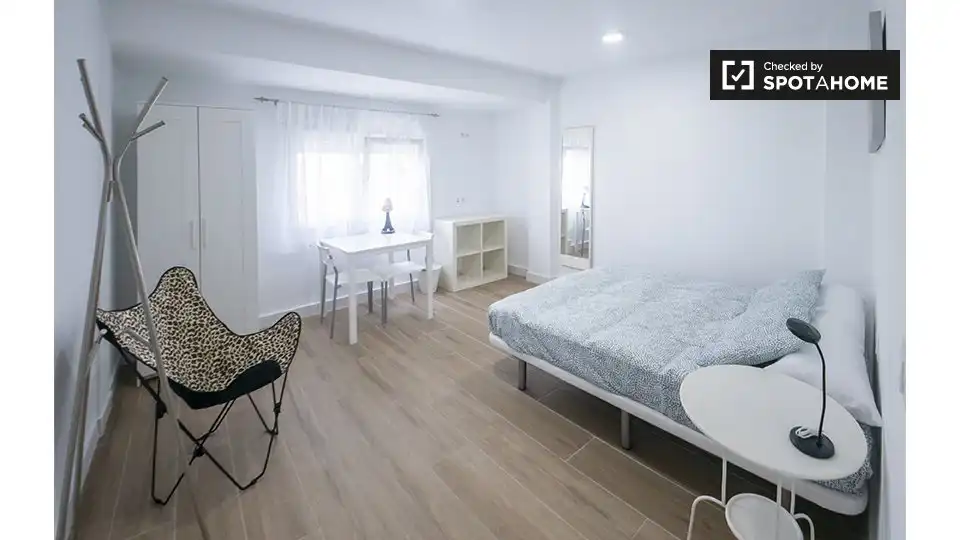 Bedroom of Flat for rent in Valencia  with Air Conditioner, Heating and Furnished