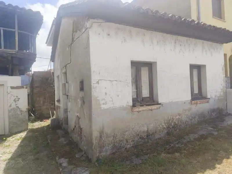 Vista exterior de Casa o xalet en venda en Pravia amb Calefacció, Moblat i Forn