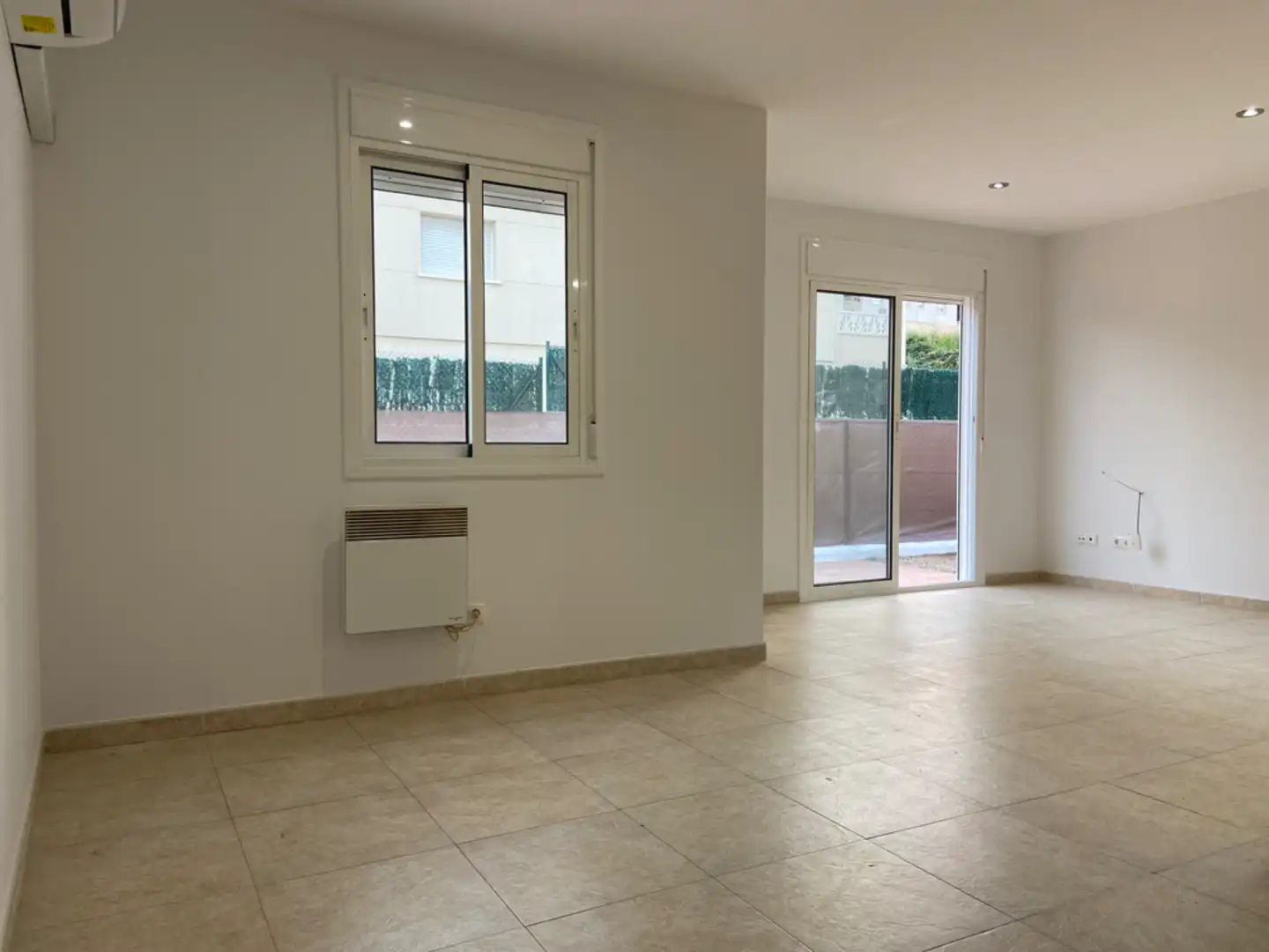 Sala d'estar de Casa o xalet en venda en Calafell amb Aire condicionat, Calefacció i Jardí privat