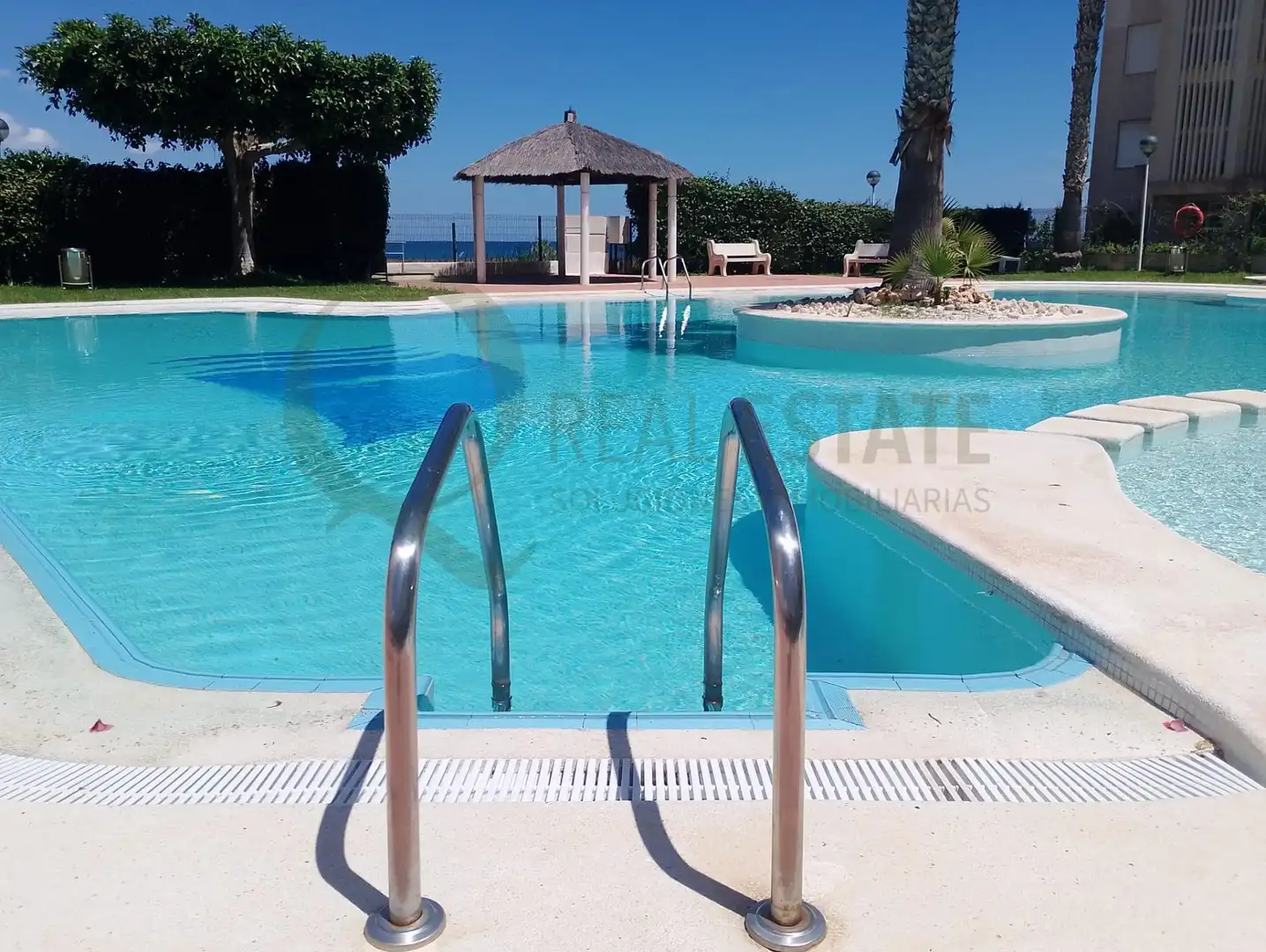 Schwimmbecken von Erdgeschoss zur Miete in El Campello mit Klimaanlage, Privatgarten und Möbliert