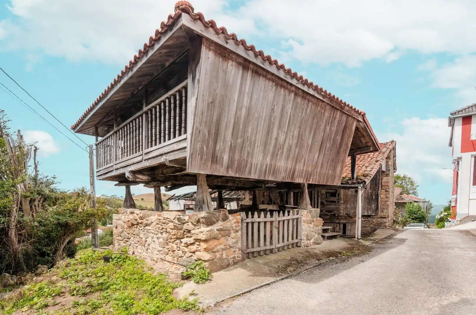 Vista exterior de Casa o xalet en venda en Valdés - Luarca amb Calefacció, Jardí privat i Terrassa