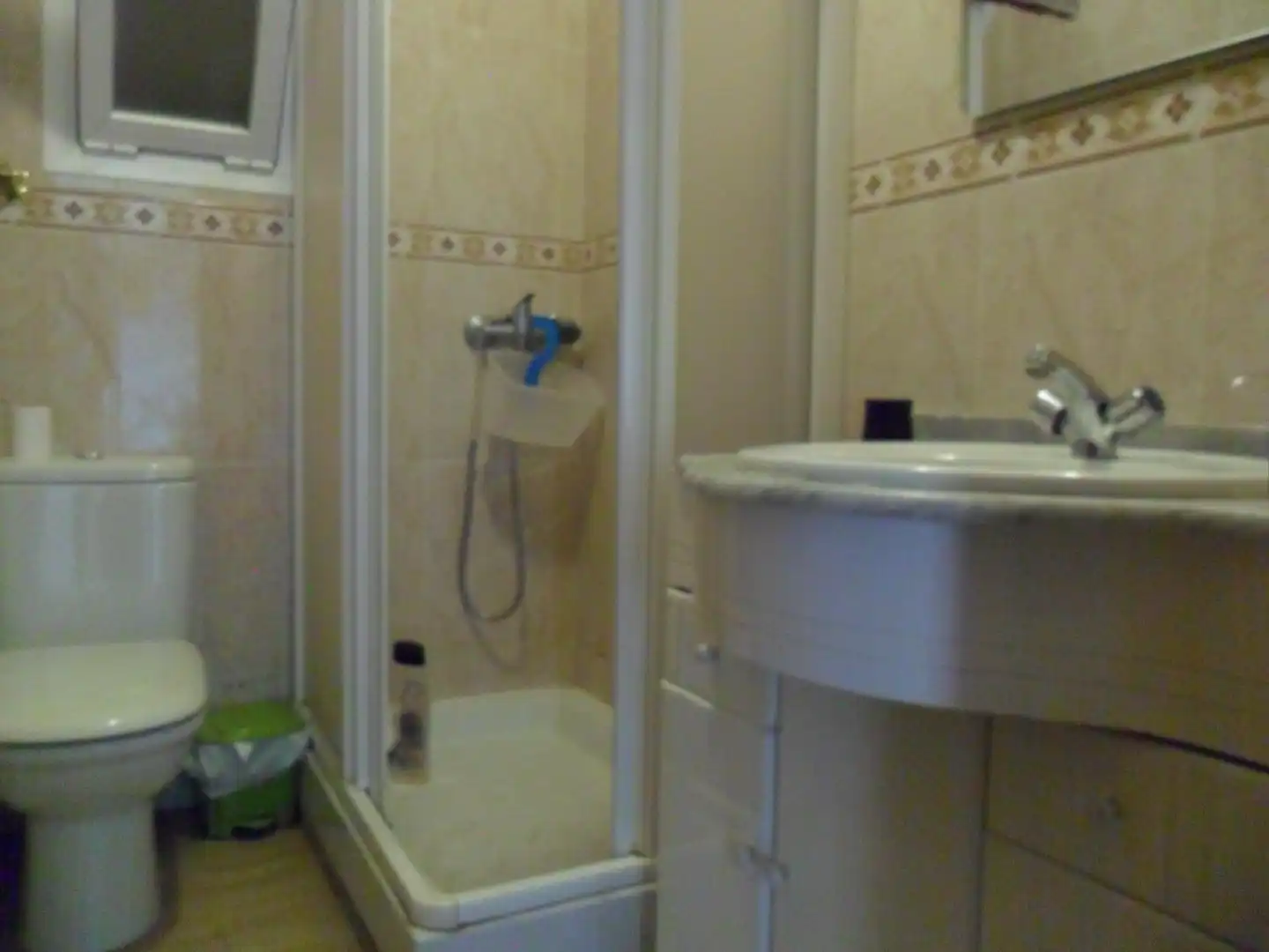 Baño de Piso de alquiler en Granada con Calefacción y Jardín privado