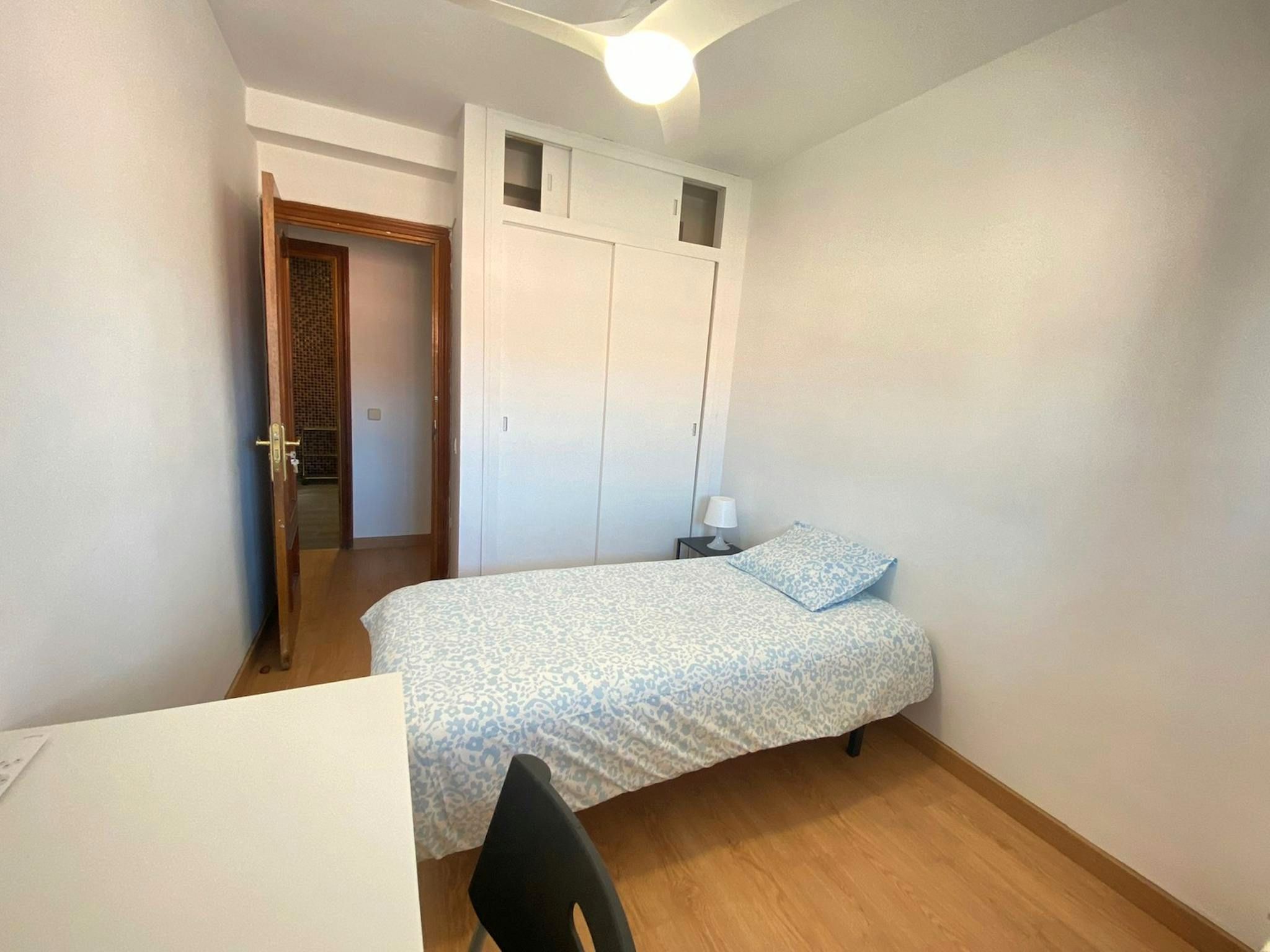 Habitación de Piso para compartir en  Madrid Capital con Calefacción, Amueblado y Internet