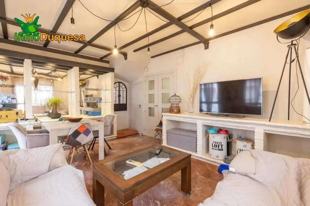 Sala de estar de Casa adosada en venta en Granada con Aire acondicionado, Calefacción y Jardín privado