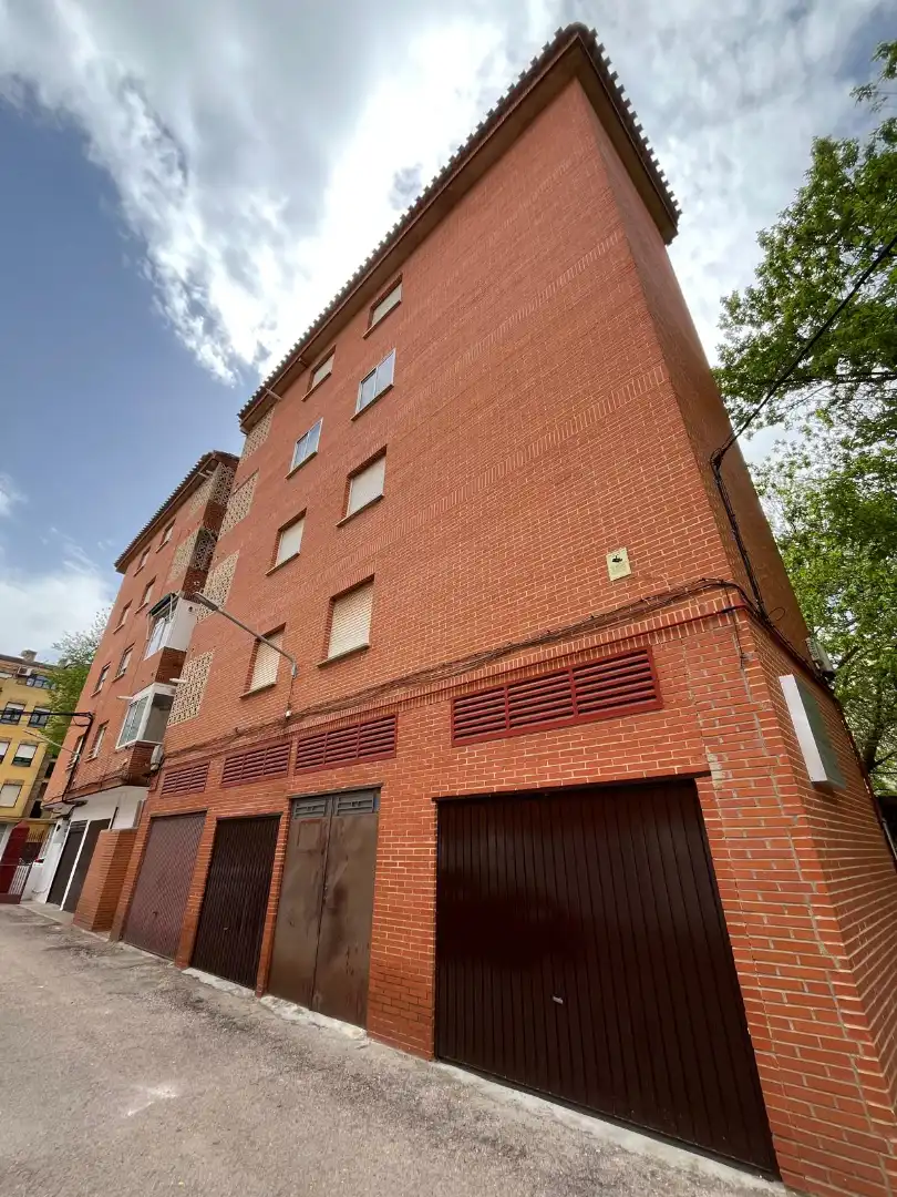 Außenansicht von Wohnung zum Verkauf in Tomelloso mit Heizung, Terrasse und Schwimmbad