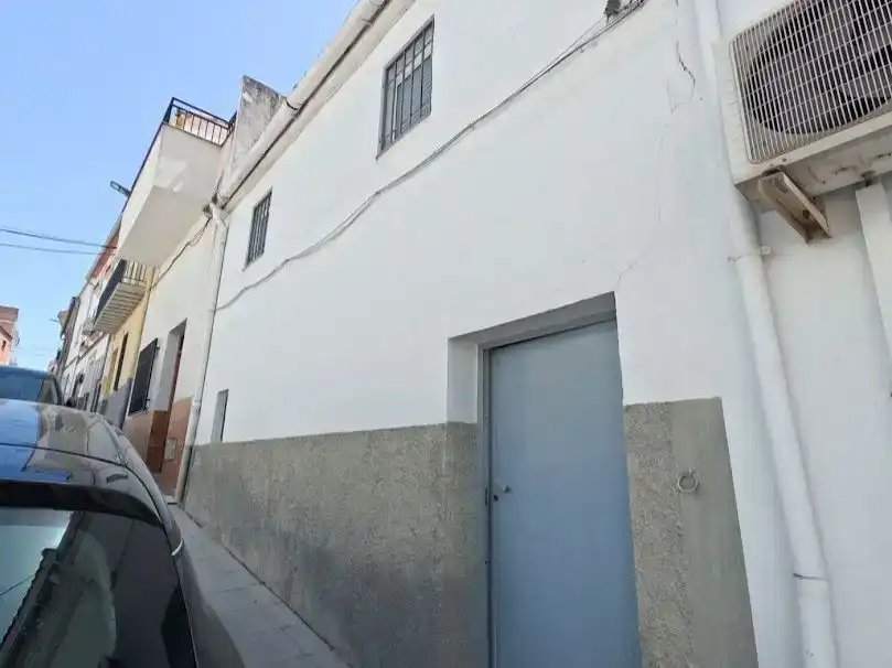 Vista exterior de Casa adosada en venda en Santo Tomé amb Traster, Moblat i Balcó
